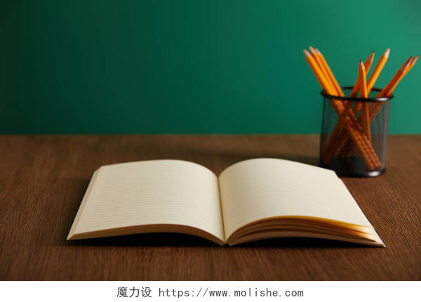 在木桌上打开书本和铅笔读书分相会阅读世界读书日